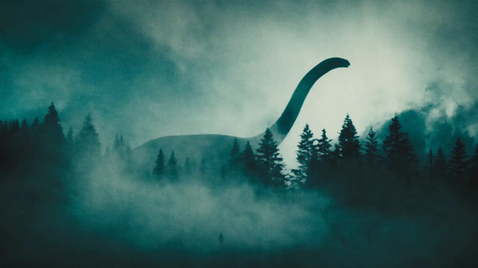 Silueta de un dinosaurio de cuello largo entre pinos altos en una niebla densa y azul, con una figura humana diminuta abajo.