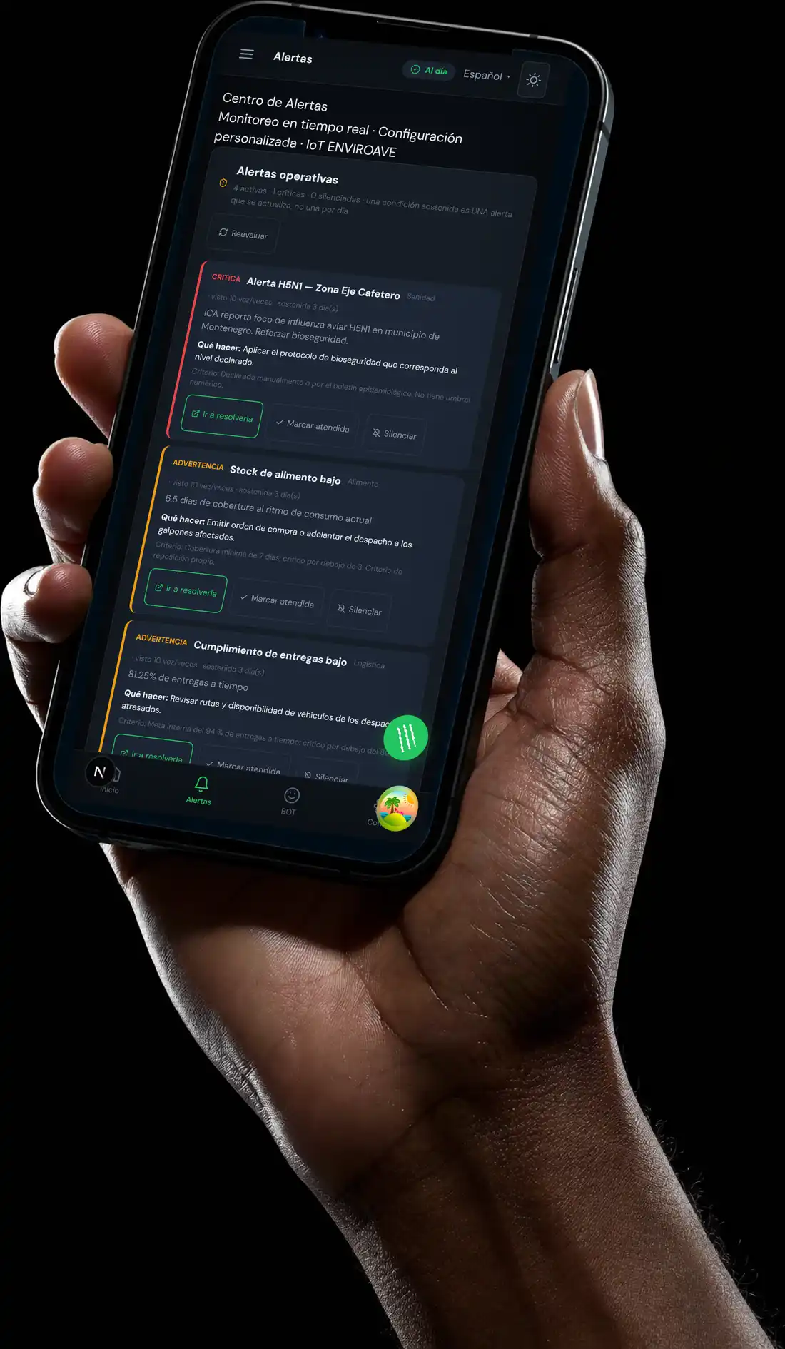 Una mano sostiene un teléfono con la pantalla de alertas del sistema: alerta sanitaria, stock de alimento bajo y cumplimiento de entregas.